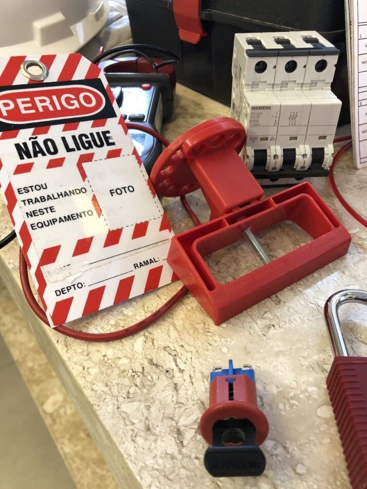 KIT LOTO (Bloqueio e Etiquetagem NR-10) KIT LOTO (Bloqueio e Etiquetagem NR-10)