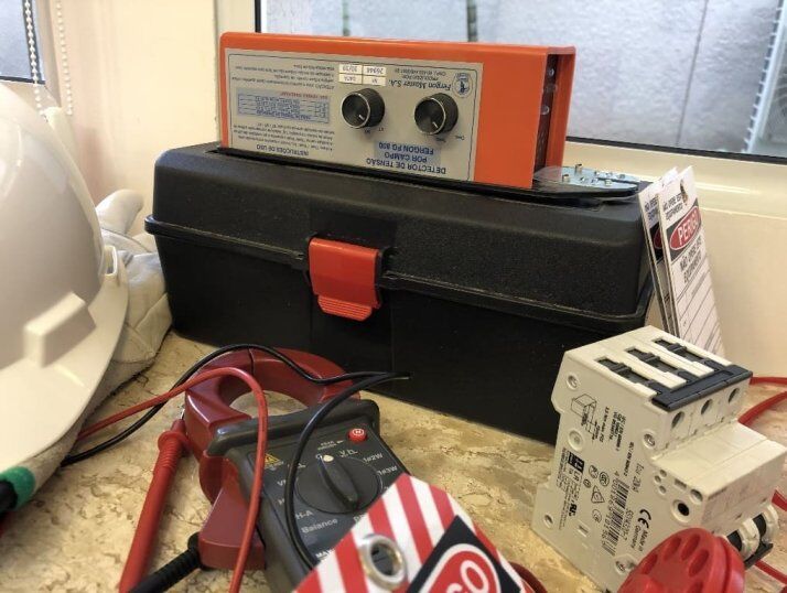 Detector de Tensão por aproximação de campo (Procedimento de desenergização das instalações elétricas NR-10) Detector de Tensão por aproximação de campo (Procedimento de desenergização das instalações elétricas NR-10)