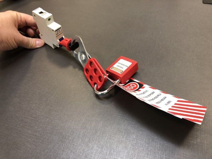 Parte prática da montagem do KIT LOTO (Procedimento de desenergização das instalações elétricas NR-10) Parte prática da montagem do KIT LOTO (Procedimento de desenergização das instalações elétricas NR-10)